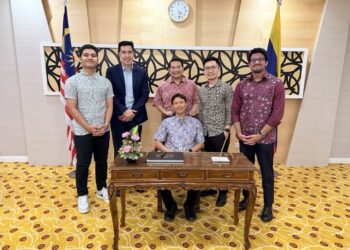 RAFIZI Ramli (tiga dari kiri) merakamkan gambar terakhir bersama para pegawainya ketika mengemas pejabat beliau di Kementerian Ekonomi, Putrajaya, semalam. – FACEBOOK RAFIZI RAMLI