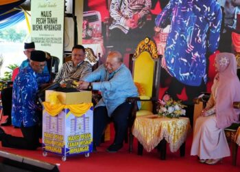 TUANKU Syed Sirajuddin Jamalullail menyempurnakan majlis perasmian pecah tanah Wisma MPK di Persiaran Wawasan di Kangar, Perlis hari ini.