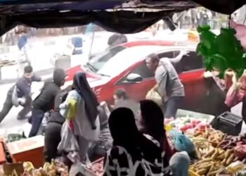 VIDEO yang tular dalam media sosial memaparkan sebuah kereta dipercayai hilang kawalan sebelum merempuh sekumpulan pengunjung di Kea Farm, Cameron Highlands, Pahang.
