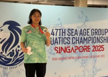 Tee Vivian Xin Ling meraih pingat perak dalam acara 100 meter kuak lentang di Kejohanan Akuatik SEA Age Group 2025, Singapura, semalam. - IHSAN MSN