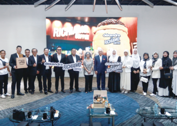 SAFWAN Ismail (tujuh kiri) dan Muhamad Zamry Abu Samah (lapan kiri) pada majlis kerjasama pewangi kereta beraroma kopi De’Xandra x Richiamo Coffee di Matrade, Kuala Lumpur.-UTUSAN/AFIQ RAZALI