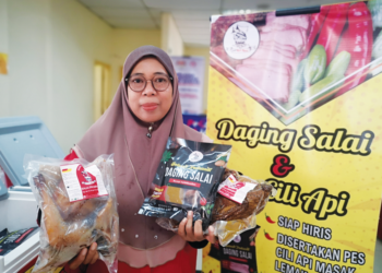 AZIMAH Abdul Malik menunjukkan antara produk salai dan pes masak lemak cili api keluaran syarikat Angah Biduanda Resources. – UTUSAN /NUR SHARIEZA ISMAIL