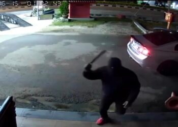 RAKAMAN CCTV seorang lelaki bertopeng dan bersenjatakan parang menyerbu masuk sebuah premis hiburan di Changkat Jong, Teluk Intan Ahad lalu. - UTUSAN