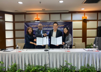 ABDUL Aziz Abdul Majid (dua kiri) dan Jevon Hoh ketika Majlis MoU antara Saudagar Worldbridge dan Finexus Pte Ltd Singapura, baru-baru ini. – UTUSAN/SABRINA ZULKIFLI