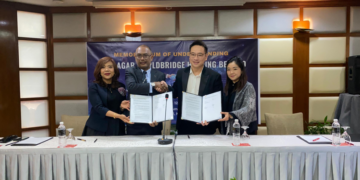 ABDUL Aziz Abdul Majid (dua kiri) dan Jevon Hoh ketika Majlis MoU antara Saudagar Worldbridge dan Finexus Pte Ltd Singapura, baru-baru ini. – UTUSAN/SABRINA ZULKIFLI