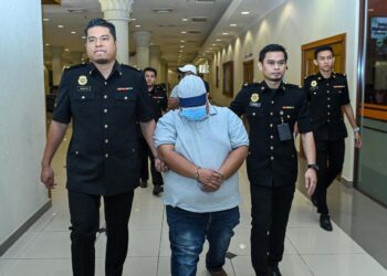 SALAH seorang tertuduh diiringi anggota SPRM setelah selesai prosiding di Mahkamah Tinggi Kuantan di Kuantan, Pahang.