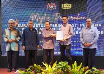 TIMBALAN Menteri Kerja Raya, Datuk Seri Ahmad Maslan dan Ketua Pengarah Kerja Raya, Datuk Roslan Ismail (dua kiri) menyampaikan Surat Setuju Terima (SST) kepada wakil kontraktor ketika Majlis Penyerahan Surat Setuju Terima (SST) Perdana Projek Menangani Isu Sekolah Berkepadatan Tinggi di Pelbagai Negeri di Jabatan Kerja Raya Negeri Selangor. Foto : Saddam Yusoff