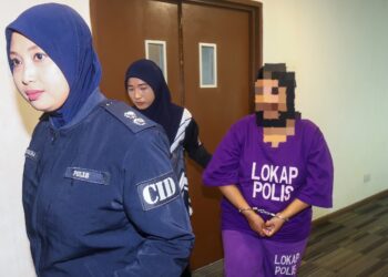 WANITA yang didakwa dua pertuduhan memperdagangkan anak perempuannya bagi tujuan eksploitasi seksual sejak tiga lalu di Mahkamah Sesyen Ipoh hari ini. - UTUSAN/MUHAMAD NAZREEN SYAH MUSTHAFA