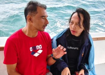 ELIZA M. Yusup (kanan) ditemukan selamat oleh orang awam selepas 20 jam dibawa arus ketika menyelam di Pulau Tioman, Rompin,Pahang.
