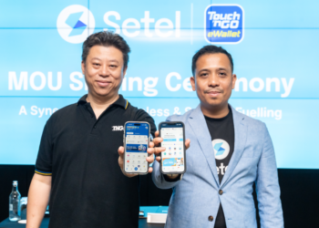 ABDULLAH Ayman Awaluddin (kanan) bersama Alan Ni mempamerkan aplikasi Setel dan TNG  eWallet semasa majlis menandatangani MoU sempena program mini ‘PETRONAS via Setel’.