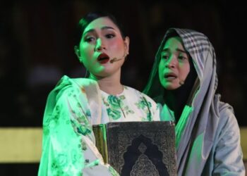 TEATER Muzikal Rubiah dijayakan oleh Didi Astilah sebagai Rubiah dan Nor Khiriah yang membawa watak Mak Alang. - UTUSAN/AFIQ RAZALI