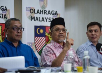 DATUK Seri Shahidan Kassim (tengah) ketika media pengumuman penamaan calon untuk Pemilihan Jawatan Tertinggi penggal 2025 - 2029 di Mensyuarat Agung Tahunan Olahraga Malaysia hari ini. UTUSAN/M. FIRDAUS M. JOHARI