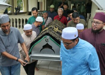 JENAZAH Sheqal dibawa ke kampung halamannya di Kampung Tanjung Putus, Dong di Raub, Pahang selepas dimandi, dikafan dan disolatkan di Masjid Tuanku Jaafar, Seremban hari ini. - UTUSAN/MOHD. SHAHJEHAN MAAMIN