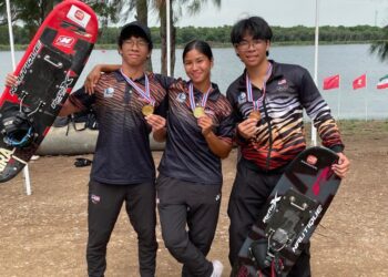 Aaliyah Yoong Hanifah (tengah) meraikan kejayaan bersama adik-adiknya Adam Yoong Hanifah dan Aiden Yoong Hanifah pada Kejohanan Ski Air Asia IWWF 2025 di Bangkok, Thailand. - IHSAN MSN