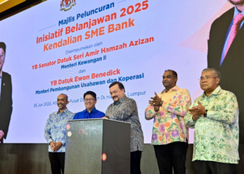MENTERI Kewangan II, Datuk Seri Amir Hamzah Azizan (tengah) bersama Menteri Pembangunan Usahawan dan Koperasi, Datuk Ewon Benedick (dua kiri) ketika gimik pada Majlis Peluncuran Inisiatif Belanjawan 2025 Kendalian SME Bank di Pusat Dagangan Dunia Kuala Lumpur di sini hari ini.-UTUSAN/SYAKIR RADIN