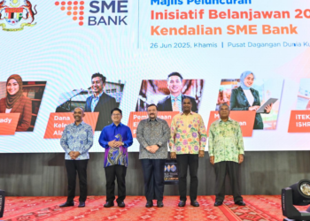 AMIR Hamzah Azizan (tengah) dan Ewon Benedick (dua kiri) pada Majlis Peluncuran Inisiatif Belanjawan 2025 Kendalian SME Bank di Pusat Dagangan Dunia Kuala Lumpur, semalam.-UTUSAN/SYAKIR RADIN