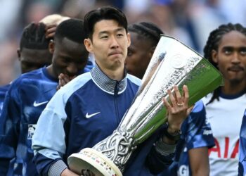 Son Heung Min memegang trofi Liga Europa selepas membantu Tottenham Hotspur menewaskan Manchester United dalam perlawanan akhir di Bilbao baru-baru ini. - AFP