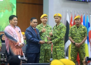 MOHD. Daud Isa (dua kiri) menyampaikan penghargaan kepada pelajar pada  majlis penutup 7th Malaysian Polytechnic Relasis Annual Camp di Dewan Jubli Perak, Politeknik Kota Bharu (PKB), Kota Bharu, Kelantan. - UTUSAN/KAMARUL BISMI KAMARUZAMAN