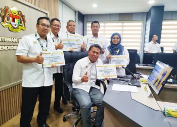 SAFUAN Raba’ai (depan) selepas mempengerusikan majlis pengumuman keputusan STPM 2024 bagi negeri Perak di Ipoh, Perak hari ini. - UTUSAN/FADZIL ZAINOL