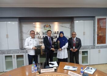 WAN Zuraidi Che Wan Zaid (dua dari kiri) menyampaikan anugerah pencapaian terbaik kepada wakil sekolah pada Majlis Pengumuman Keputusan peperiksaan Sijil Persekolahan Tinggi Malaysia (STPM)  di Jabatan Pendidikan Negeri Terengganu. - UTUSAN / ERMA YUSNIDA JUSOH