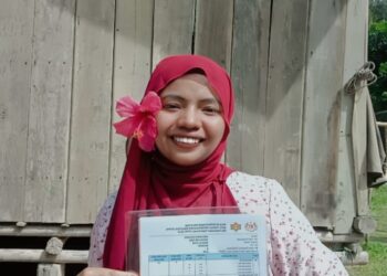 SIRA Suhairi menunjukkan keputusan STPM 2024 di rumahnya di Kuala Mu di Sungai Siput. - UTUSAN