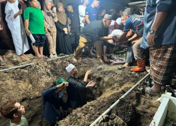 JENAZAH Wan Nur Suhaila dikebumikan di Tanah Perkuburan Islam Kampung Amer, Besut, Terengganu. - UTUSAN/TOREK SULONG