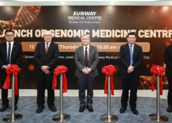 PRESIDEN Sunway Healthcare Group, Datuk Lau Beng Long (tengah) bersama Sunway Healthcare Group, Hospital and Healthcare Operations Managing Director, Dr Khoo Chow Huat (dua kanan) melancarkan Genomic Medical Centre di Sunway Medical Centre, Subang Jaya. - UTUSAN/AFIQ RAZALI