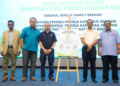 WAN Ahmad Najib Wan Ahmad Lotfi (dua kanan) bergambar bersama wakil-wakil syarikat selepas menandatangani MoU antara Takaful IKHLAS bersama Kesatuan Pekerja-Pekerja Rapid Bus, Kesatuan Pekerja-Pekerja Rapid Rail dan Koperasi Pekerja Prasarana di Bangunan Malaysian Re di sini, semalam. - UTUSAN/FARIZ RUSADIO