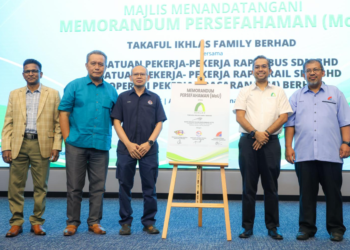 WAN Ahmad Najib Wan Ahmad Lotfi (dua kanan) bergambar bersama wakil-wakil syarikat selepas menandatangani MoU antara Takaful IKHLAS bersama Kesatuan Pekerja-Pekerja Rapid Bus, Kesatuan Pekerja-Pekerja Rapid Rail dan Koperasi Pekerja Prasarana di Bangunan Malaysian Re di sini, semalam. - UTUSAN/FARIZ RUSADIO