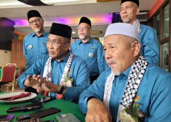 TAKIYUDDIN Hassan (duduk, kiri) bersama Tuan Ibrahim Tuan Man (duduk, kanan) pada sidang akhbar selepas Majlis Perasmian Mesyuarat Agung Tahunan Pas Kawasan Kota Bharu Kali Ke-58 di Kota Bharu, Kelantan. - UTUSAN/MUSTAQIM MOHAMED