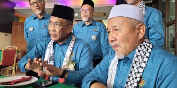 TAKIYUDDIN Hassan (duduk, kiri) bersama Tuan Ibrahim Tuan Man (duduk, kanan) pada sidang akhbar selepas Majlis Perasmian Mesyuarat Agung Tahunan Pas Kawasan Kota Bharu Kali Ke-58 di Kota Bharu, Kelantan. - UTUSAN/MUSTAQIM MOHAMED