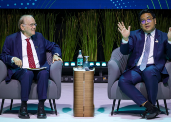 TENGKU Muhammad Taufik (kanan) dan Timbalan Pengerusi S&P Global, Dr. Daniel Yergin pada sesi dialog ‘Delivering Asia’s Energy Transition’ sempena Energy Asia di Pusat Konvesyen Kuala Lumpur (KLCC) di sini, hari ini.-UTUSAN/MUHAMAD IQBAL ROSLI