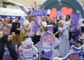 BRYAN LOO (depan, tiga dari kanan) bersama Khairy Jamaluddin (empat dari kiri) dalam majlis pelancaran menu baharu Tealive dan serbuk minuman tiga dalam satu di Putrajaya di sini, semalam.-UTUSAN/FARISWAN HASBULLAH