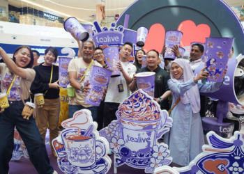 BRYAN LOO (depan, tiga dari kanan) bersama Khairy Jamaluddin (empat dari kiri) dalam majlis pelancaran menu baharu Tealive dan serbuk minuman tiga dalam satu di Putrajaya di sini, semalam.-UTUSAN/FARISWAN HASBULLAH