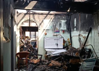 KEADAAN salah satu daripada tiga buah rumah teres yang terbakar di Taman Rakyat Bestari,Bukit Kuang di Kemaman, Terengganu. - UTUSAN/NIK NUR IZZATUL HAZWANI NIK ADNAN