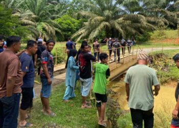 ORANG ramai yang berada di lokasi kejadian seorang lelaki dikhuatiri lemas selepas terjun ke dalam Sungai Aring 2, Gua Musang, Kelantan.