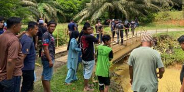 ORANG ramai yang berada di lokasi kejadian seorang lelaki dikhuatiri lemas selepas terjun ke dalam Sungai Aring 2, Gua Musang, Kelantan.