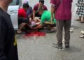 KEADAAN mangsa yang cedera akibat ditetak seorang lelaki menggunakan parang di Jalan Betong-Pengkalan Hulu dekat Gerik.