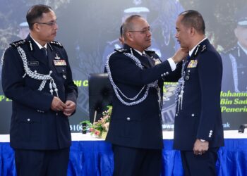 NOOR Hisam Nordin (tengah) menyemat pangkat Deputi Komisioner kepada Mohammad Azlin Sadari  yang kini menggalas tugas sebagai Timbalan Ketua Polis Perak yang baharu menggantikan Zulkafli Sariaat  (kiri) di Mes Pegawai Kanan Polis di Ipoh hari ini. - UTUSAN