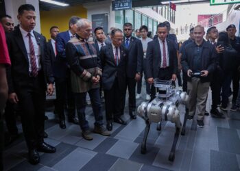 JOSE Ramos Horta melawat kampus selepas dilantik sebagai Professor Agung Kehormat di bawah Ijazah Sarjana Muda Falsafah, Politik dan Program Ekonomi (PPE) (Kepujian) di Taylor’s University. - UTUSAN/SADDAM YUSOFF