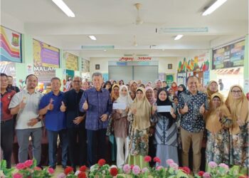 MOHAMAD Hasan bersama anggota dan anak-anak ahli koperasi yang menerima anugerah kecemerlangan sempena Majlis Perasmian Mesyuarat Agung Koperasi Ke-52 Koperasi Kaum Ibu Penajes, Rembau, semalam.