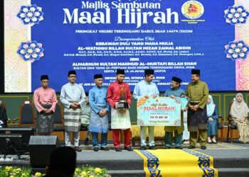 TENGKU Muhammad Ismail (tiga dari kanan) berkenan menyampaikan anugerah Tokoh Maal Hijrah kepada Ghazali Ahmad (dua dari kanan) pada Majlis Sambutan Maal Hijrah 1447/2025M di Wisma Darul Iman, Kuala Terengganu, Terengganu. - UTUSAN/PUQTRA HAIRRY