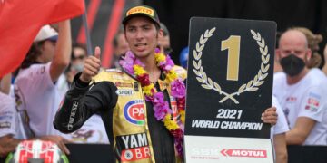 Pelumba Yamaha, Toprak Razgatlioglu meraikan kejayaan memenangi kejuaraan dunia semasa Kejohanan Superbike Dunia (WSBK) di Litar Antarabangsa Mandalika, Indonesia. - AFP