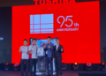 WAKIL Malaysia Book of Record (kiri) menyampaikan sijil pengiktirafan kepada Steven Yang (dua dari kanan) di majlis pelancaran NaturePURE Series 820L Refrigerator.