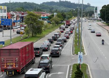 ALIRAN trafik menghala ke bandar Gua Musang, Kelantan mulai sesak dengan pertambahan kenderaan menjelang sambutan Hari Raya Aidiladha. - UTUSAN/AIMUNI TUAN LAH