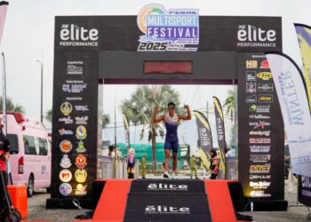 ua triatlet utama negara, Martyn Lim dan Esther Joy Chen, menjuarai saingan elit Sprint Kejohanan Persekutuan Triatlon Asia Tenggara (SEA), yang diadakan sempena Festival Multisukan Perak di Marina Island Pangkor Resort and Hotel, hari ini. - UTUSAN
