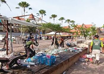MAJLIS Bandaraya Kuala Terengganu (MBKT) menjalankan gotong-royong membersihkan kawasan di Pasar Payang 2 di Kuala Terengganu, Terengganu.