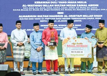 TENGKU Muhammad Ismail (tiga dari kanan) berkenan menyampaikan anugerah Tokoh Maal Hijrah kepada Ghazali Ahmad (dua dari kanan) pada Majlis Sambutan Maal Hijrah 1447/2025M di Wisma Darul Iman, Kuala Terengganu, Terengganu. – UTUSAN/PUQTRA HAIRRY
