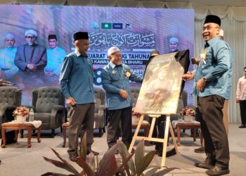 TUAN Ibrahim Tuan Man (dua dari kiri) diiringi Takiyuddin Hassan (kanan) menyempurnakan perasmian Mesyuarat Agung Tahunan Pas Kawasan Kota Bharu Kali Ke-58 di Kota Bharu, Kelantan. - UTUSAN/MUSTAQIM MOHAMED