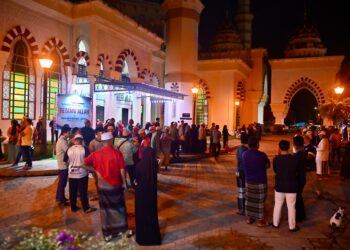 SEBAHAGIAN ahli keluarga masih setia menunggu ketibaan 13 lagi jenazah pelajar UPSI di Masjid Hadhari, Besut, Terengganu pagi ini. - UTUSAN/PUQTRA HAIRRY